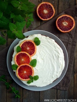 Ciasto z czerwonymi pomarańczami i melisą