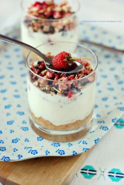 Jogurtowe „parfait” z malinami i suszonymi śliwkami