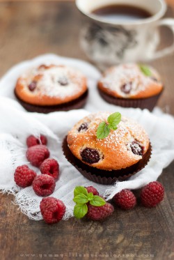 Muffiny z białą czekoladą i malinami