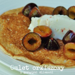 omlet orkiszowy z gorącymi śliwkami