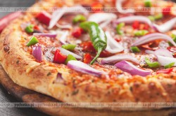 Pizza wegetariańska z cukinią, papryką i cebulą