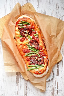 Pizza z chorizo, pieczonym pomidorem i zieloną fasolką
