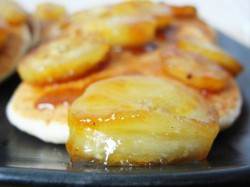 Ricotta hotcakes z karmelizowanym bananem