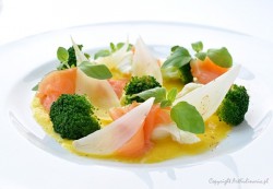 Sałatka z brokułów, mozzarelli i wędzonego łososia na pur�e z pieczonej papryki | ArtKulinaria