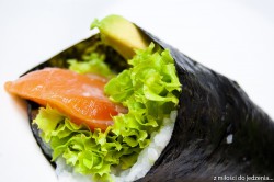 Temaki sushi z łososiem