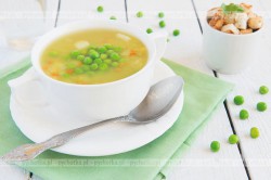Zupa z ogórka i zielonego groszku z jajkami z wody