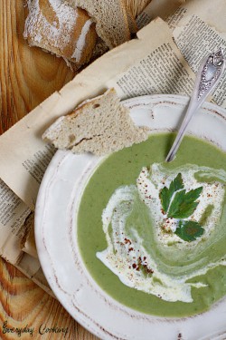 Zupa z zielonego groszku z cynamonem i lubczykiem