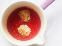 Zupa pomidorowa z kulkami z kaszy jęczmiennej