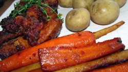 Żeberka BBQ z glazurowaną marchewką i pietruszką