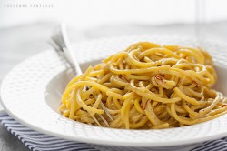 Złote spaghetti z sosem szafranowym