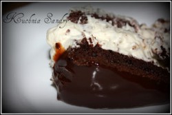 Ciasto czekoladowe z Kinder Bueno oblane mleczną czekoladą – najlepsze !
