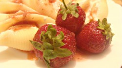 Makaronowe muszle durum nadziane różaną ricottą i polane gorącym sosem truskawkowym