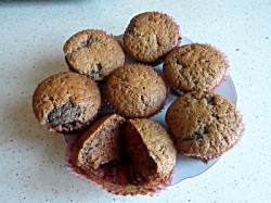 Muffiny czekoladowe z dżemem wiśniowym.