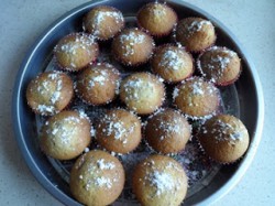 Muffiny z budyniem waniliowym i wiórkami kokosowymi.