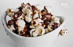 Popcorn z orzechami w czekoladzie