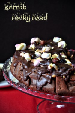 rocky road – czyli sernik czekoladowy z orzechami i piankami marshmallows
