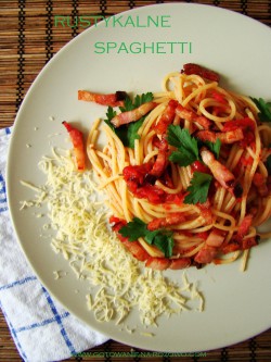 Rustykalne spaghetti z pomidorami, boczkiem i pietruszką
