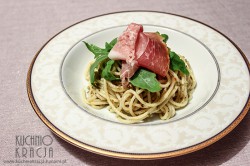 Spaghetti z prosciutto crudo, rukolą i pastą pistacjową