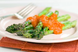 Szparagi z grilla z paprykowym sosem