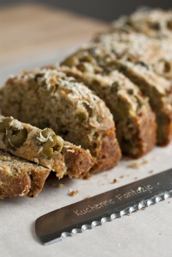 Szybki chleb wielozbożowy z oliwkami na Światowy Dzień Chleba
