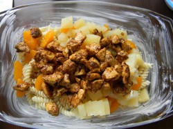 Zapiekanka z makaronem, kurczakiem i owocami