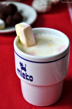 zimowa pokusa – mleko z piankami marshmallows