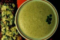 Zupa krem z porów oraz bruschetta z gruszką, orzechami włoskimi i gorgonzolą