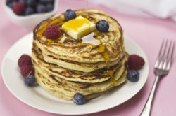 Amerykańskie Pancakes z Syropem i Owocami