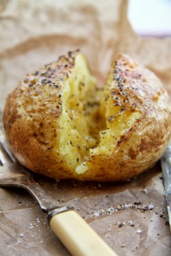 Jacket potatoes – najprostsze pieczone ziemniaki