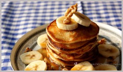 Pancakes z bananami, orzechami i syropem klonowym