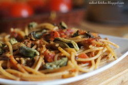 Spaghetti z małżami w sosie pomidorowym