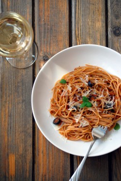 Spaghetti z tuńczykiem i pomidorowym sosem