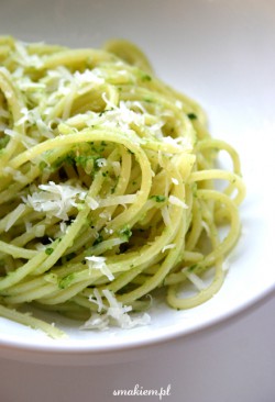 Spaghetti z zielonym pesto