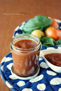 Uniwersalny sos pomidorowy z nutą mięty