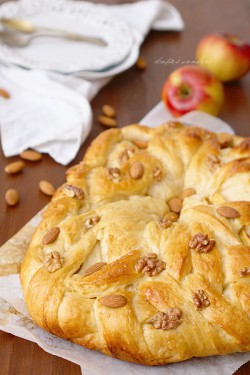 Challah wreath with apples