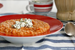 Grecka zupa pomidorowa z ryżem, tahiną i serem feta