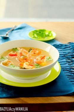 Aromatyczna tajska zupa krewetkowa z trawą cytrynową – Tom Yum Goong