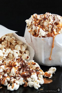 Domowy popcorn z karmelem i czekoladą