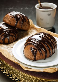 Kakaowe drożdżówki z bananem, czekoladą i masłem orzechowym Ósmy kolor tęczy – Blog kulinarny