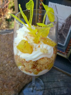 Orientalny deser z marynowanym anansem i kremem limonkowym