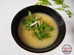 Zupa krem porowo-ziemniaczana podana z gorgonzolą i listkami rukoli