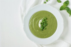 Zupa z zielonego groszku i bazylii