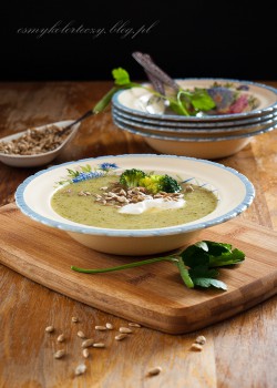 Zupa ziemniaczano-brokułowa z prażonymi ziarnami słonecznika Ósmy kolor tęczy – Blog kulinarny