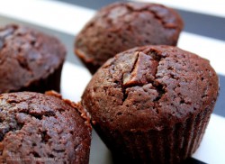 Czekoladowe muffiny z kawałkami czekolady