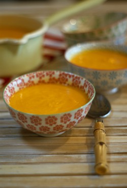 Marchewkowo-kukurydziana zupa krem z mleczkiem kokosowym i limonką.
