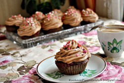 Walentynkowe muffiny wiśniowe z białą czekoladą i musem czekoladowym