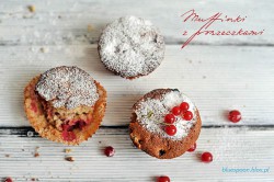 muffinki z czerwonymi porzeczkami