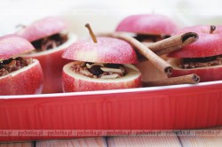 Zapiekane jabłka z cynamonem i śliwką