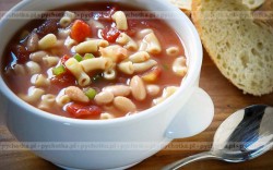 Gęsta zupa z boczkiem, pomidorami i fasolą