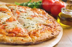 Pizza z pomidorami i mozzarellą
